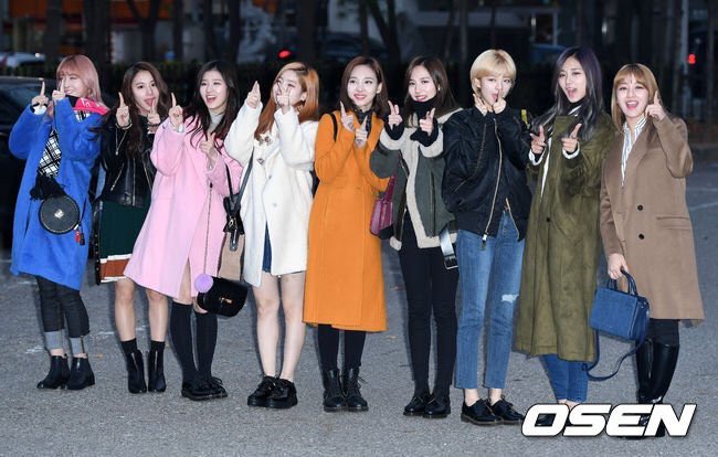 twicebr's tweet photo. [PICS] 251116 TWICE indo para o Music Bank https://t.co/dCDJQd8SiT