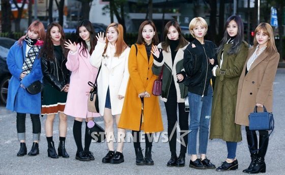 twicebr's tweet photo. [PICS] 251116 TWICE indo para o Music Bank https://t.co/dCDJQd8SiT