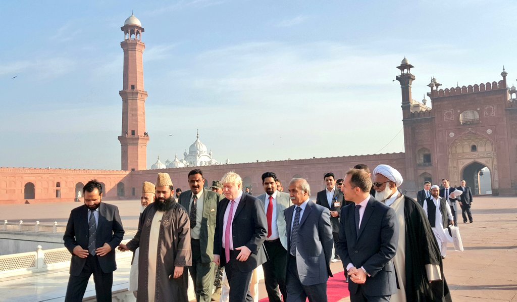 BorisJohnson's tweet photo. Wonderful to visit the absolutely stunning Mughal era #Badshahi Mosque in #Lahore #Pakistan & the grave of poet Muhammad Iqbal. https://t.co/TeZV0dhgFd