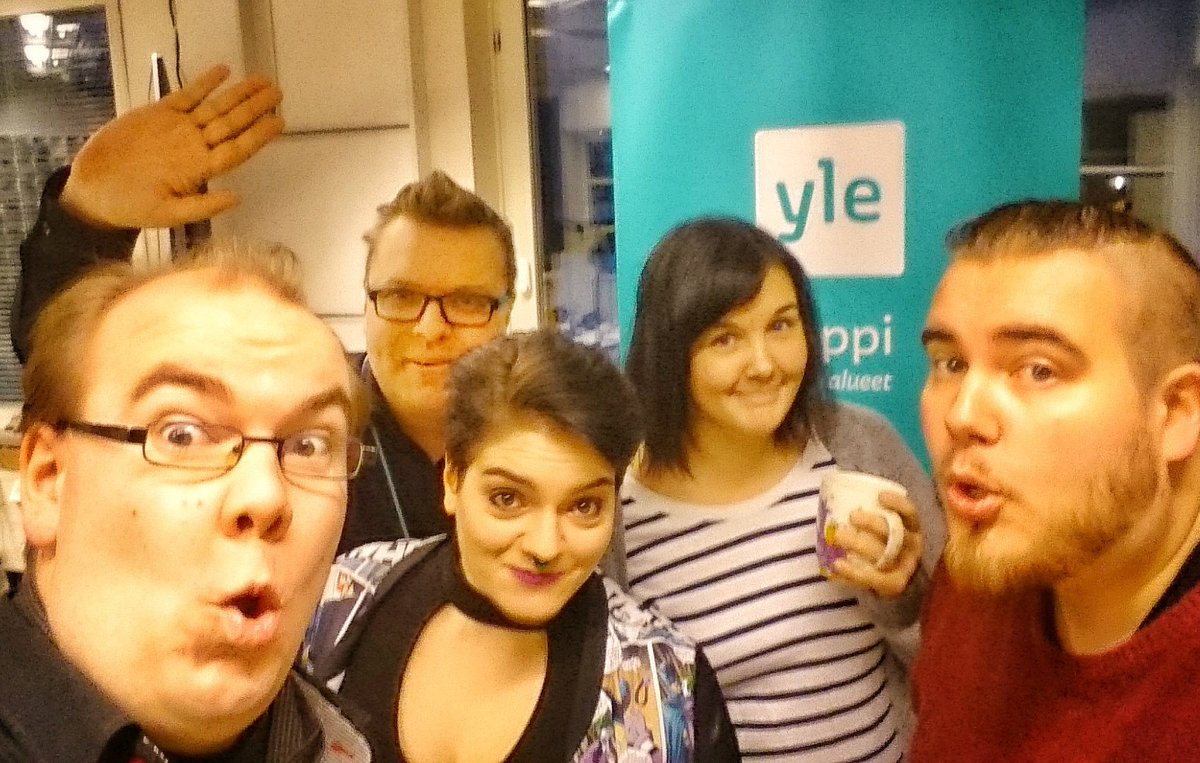 lentavaporo's tweet photo. Flirttailtiin @JMANtykentta kuumaksi @Yle_Rovaniemi aamulähetykseässä #lentäväporo #pokaamisen @BaharTokat @bikkapu #lapinaamu #radiossa https://t.co/uUA53jTBvZ
