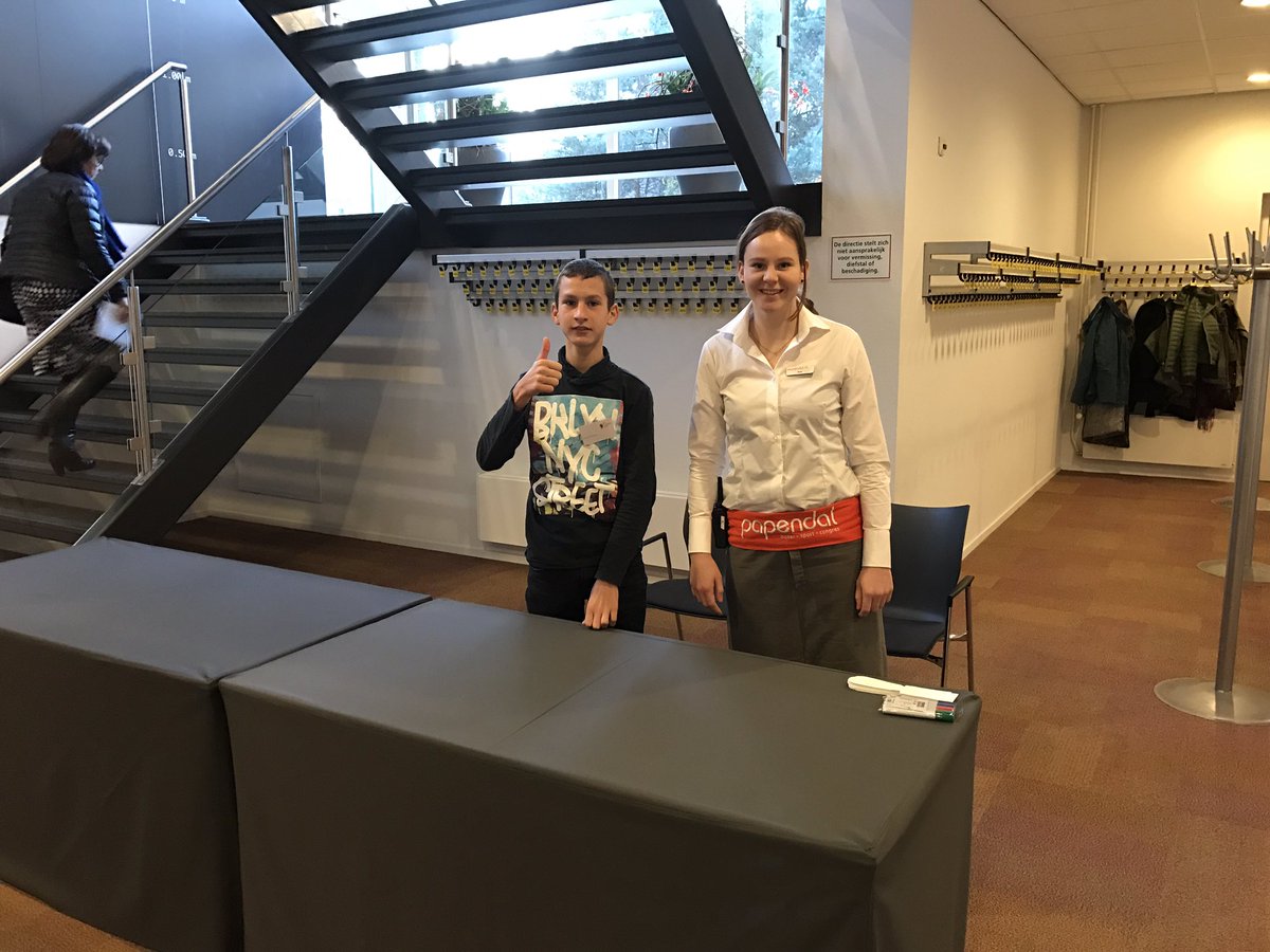 NielsDetmar's tweet photo. Leerlingen @VSOMariendael en #DeBlink staan klaar om bezoekers van @HetCongres te ontvangen #hetcongres. Wij wensen iedereen een fijne dag! https://t.co/RcciVwjEuu