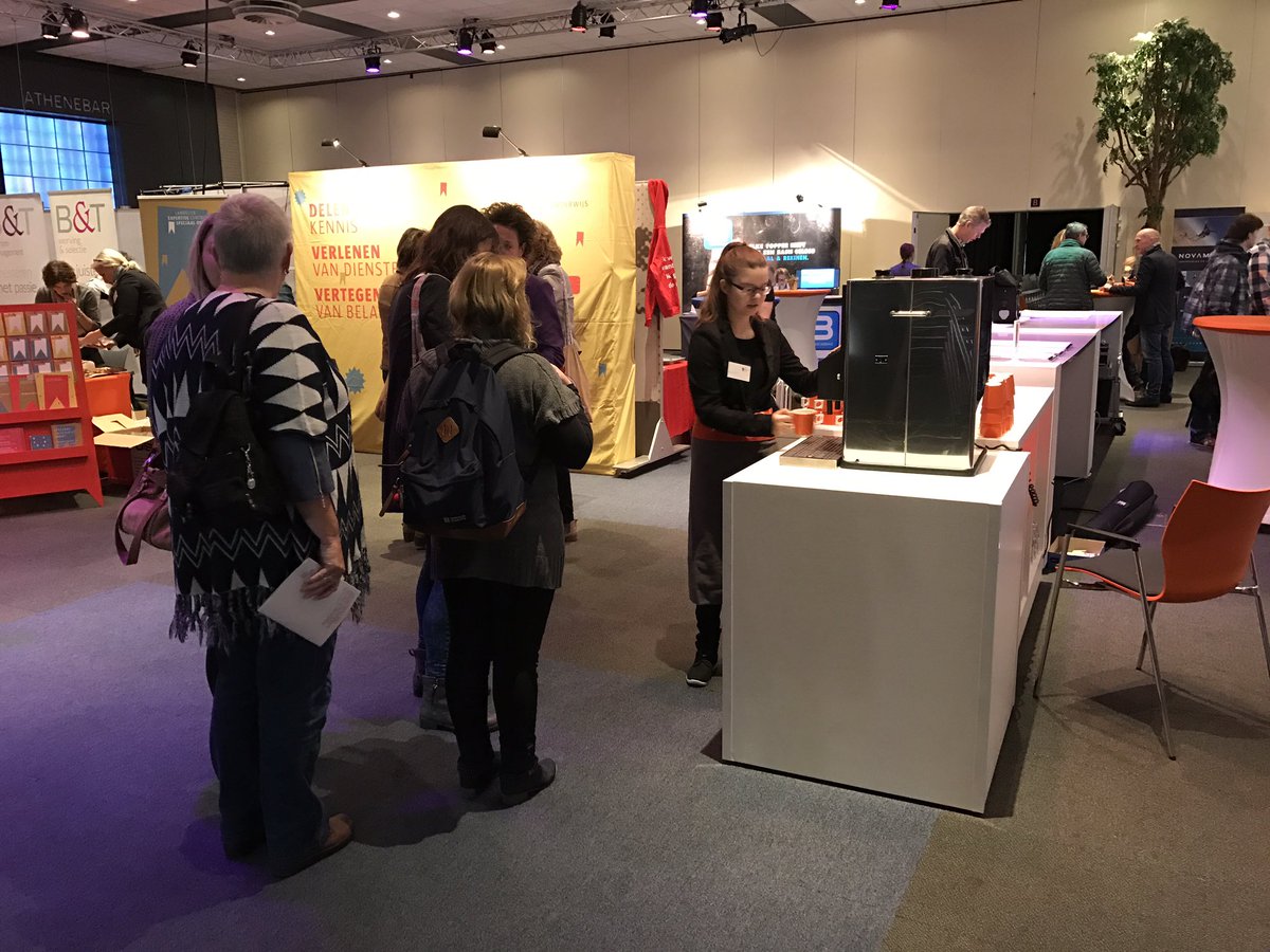 NielsDetmar's tweet photo. Leerlingen @VSOMariendael en #DeBlink staan klaar om bezoekers van @HetCongres te ontvangen #hetcongres. Wij wensen iedereen een fijne dag! https://t.co/RcciVwjEuu