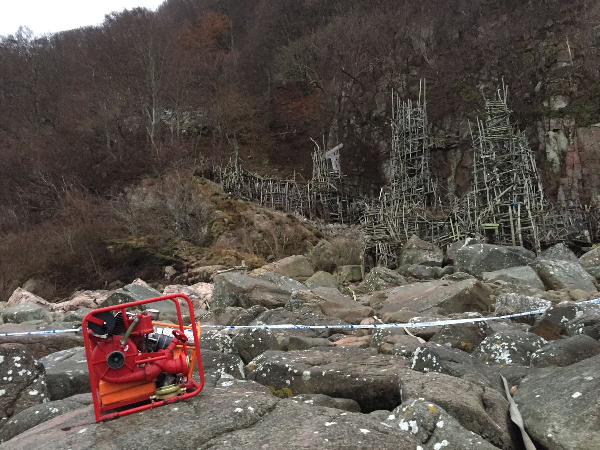 Nimis på Kullaberg under attentat igår kväll. Tornet närmast strand borta men 75% återstår. Starka krafter för att bygga upp är redan på g