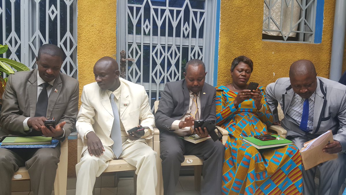 FreddyHon's tweet photo. #Burundi :Equipe des Gouverneurs de province en pleine discussion avec @willynyamitwe à @CibitokeProv https://t.co/Axl1xTR0nK