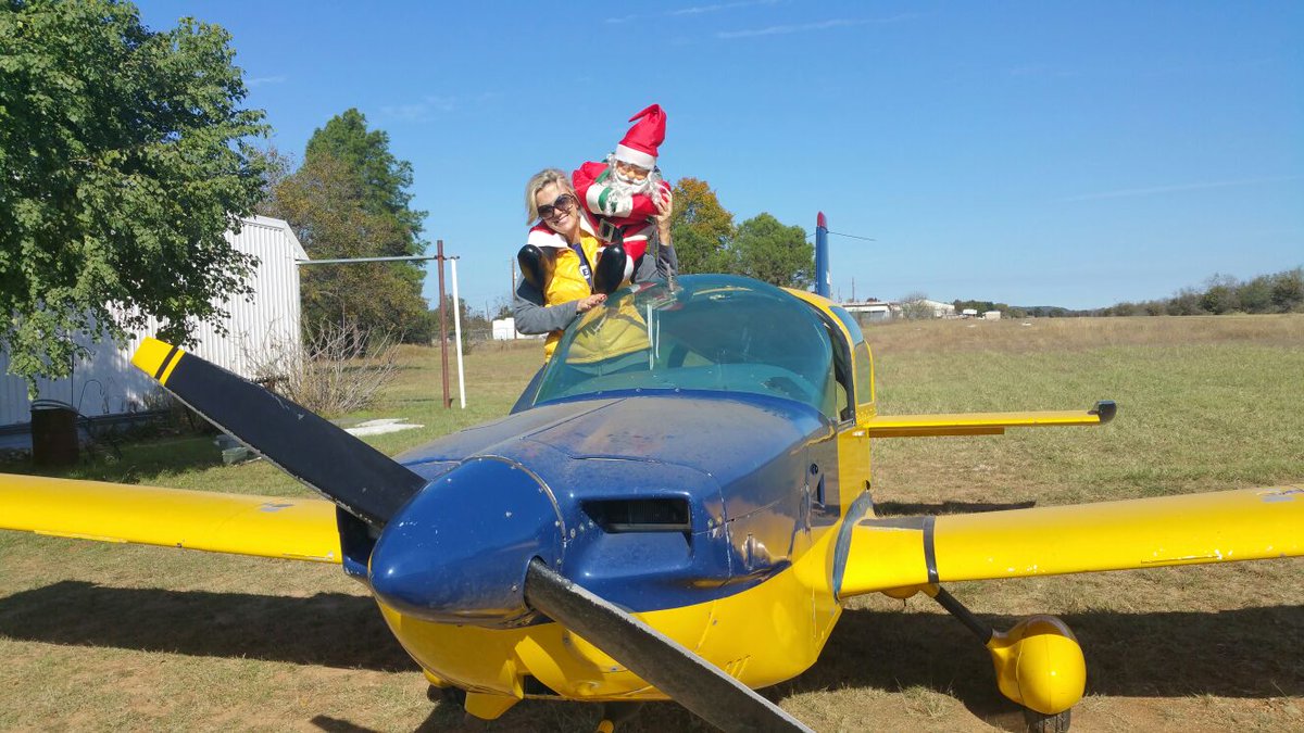 texashelga's tweet photo. I started my flight today with #SantaClaus, checked out where the nice girls & boys are living. Countdown 30 days till xmas. #officialsanta https://t.co/P6df5BS1Jd