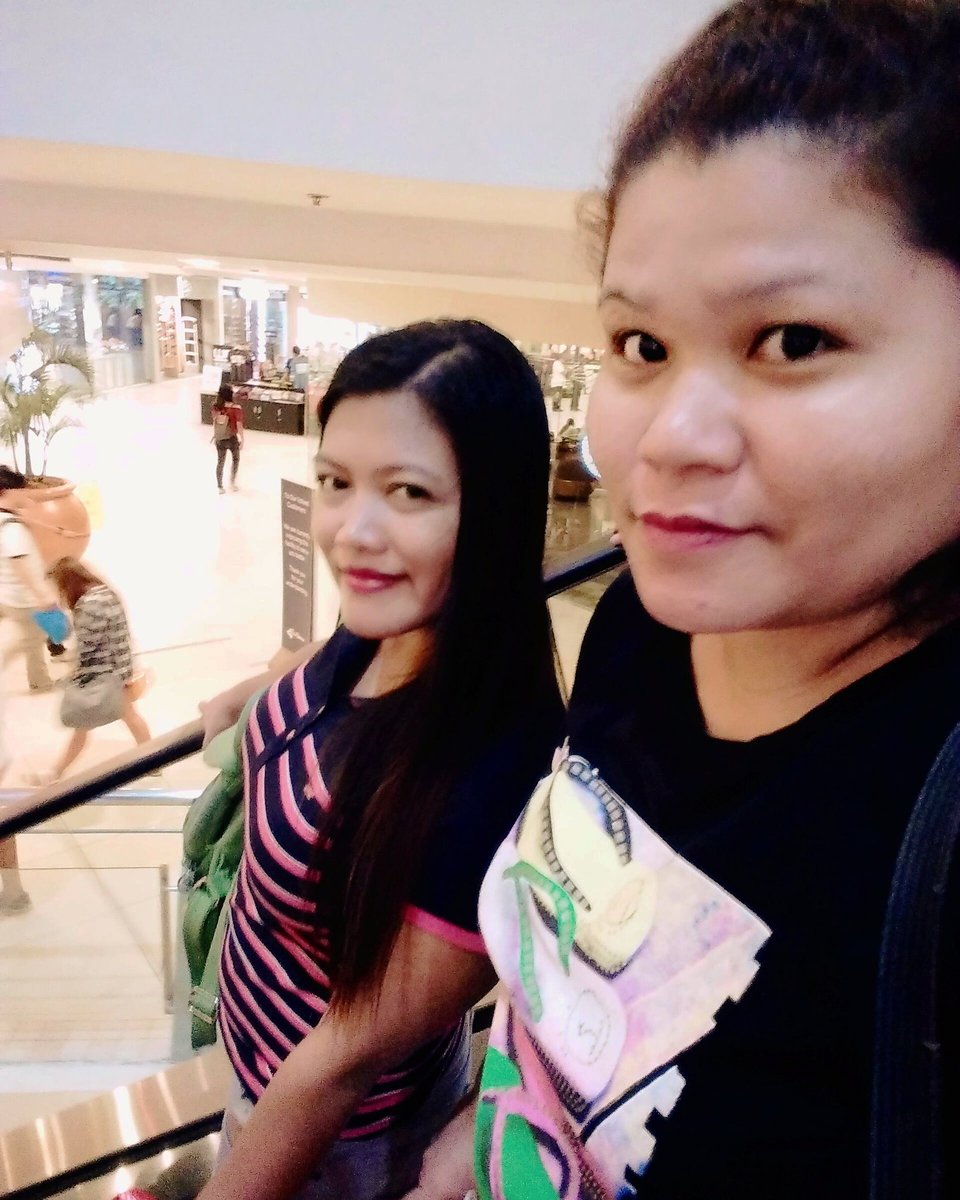 cutiejoy_11's tweet photo. escalator selfie girls @ArleneDail  😜😂 #TGIF #FBF #MallingTime #Friends #Bonding #Relaxing #Happiness #BeLike 😘😄👌❤ https://t.co/NfeXB7XEZk