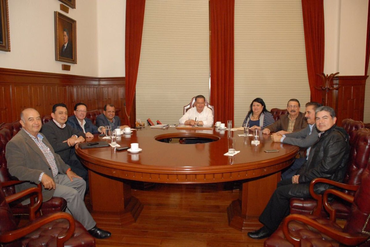 flavino_rios's tweet photo. Hoy me reuní con empresarios constructores de CMIC, la Secretaria de Finanzas Clementina Guerrero y el Secretario de Gobierno @GenaroMejiaSG https://t.co/PK7WdqR8p5