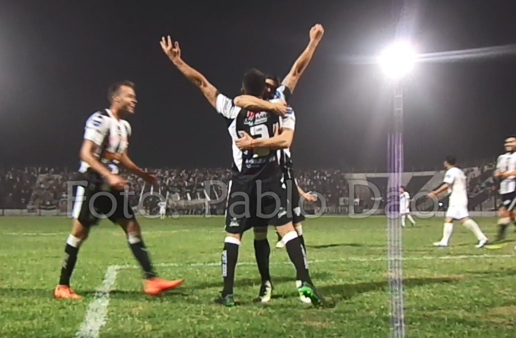 AlmadeAscenso's tweet photo. #FederalA

Mirá la nota del triunfo de @ChacoForEverRes

Cumplió de local y la punta fue su premio

Por: @pablodao 

https://t.co/P1x7BZ9J5J https://t.co/ilnmbAaZKS