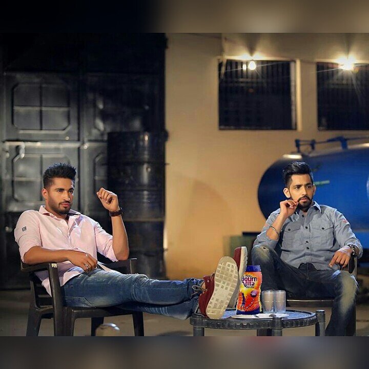 anmolii9's tweet photo. Acche Bacche peete haen 😉👉 BournVita 😋
@raibabbal @jassi1gill 👬❤
BournVita soon 😇😍🙌 https://t.co/WqobZJ1mlp