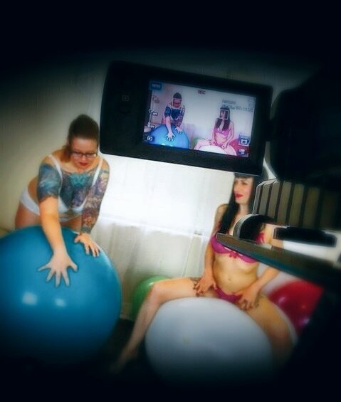 #throwbackthursday to the time @TheRealNyxon tortured Me w/s2p on these huge balloons lol 😲😜 https://t<a href="/tag/throwbackthursday"class="tags">#throwbackthursday</a><a class="tags" href="/tag/therealnyxon">@therealnyxon</a>