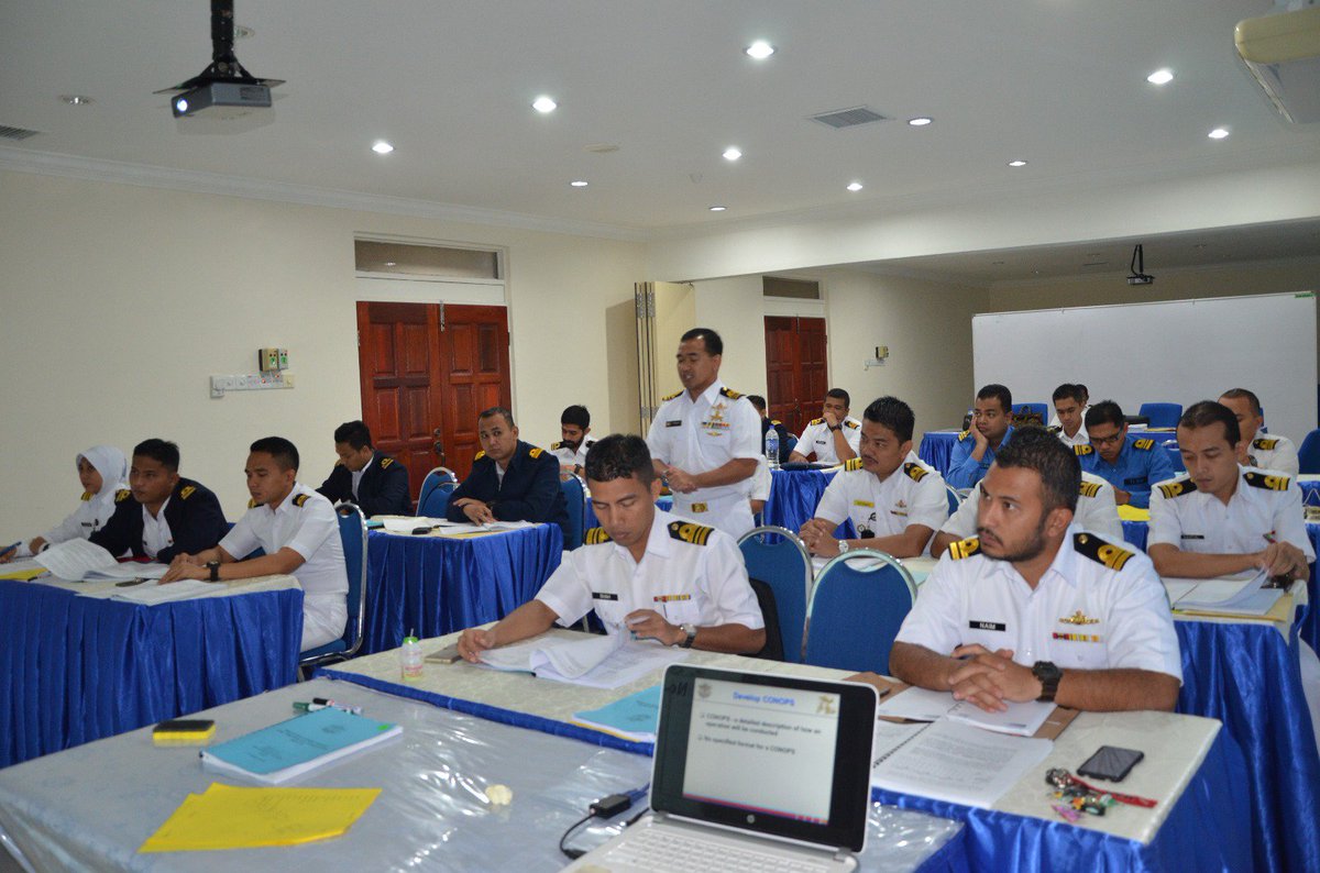 puspedtldm's tweet photo. Kursus JMAP 3/16 dedahkan pegawai TLDM dgn pengetahuan Joint Military Operation. #KnowledgeSharing #PESAMA @MarkasArmada https://t.co/6i1A7DSzE8