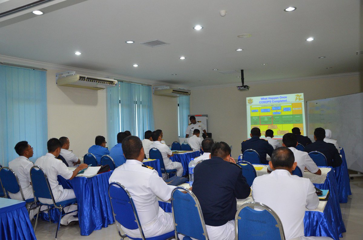 puspedtldm's tweet photo. Kursus JMAP 3/16 dedahkan pegawai TLDM dgn pengetahuan Joint Military Operation. #KnowledgeSharing #PESAMA @MarkasArmada https://t.co/6i1A7DSzE8
