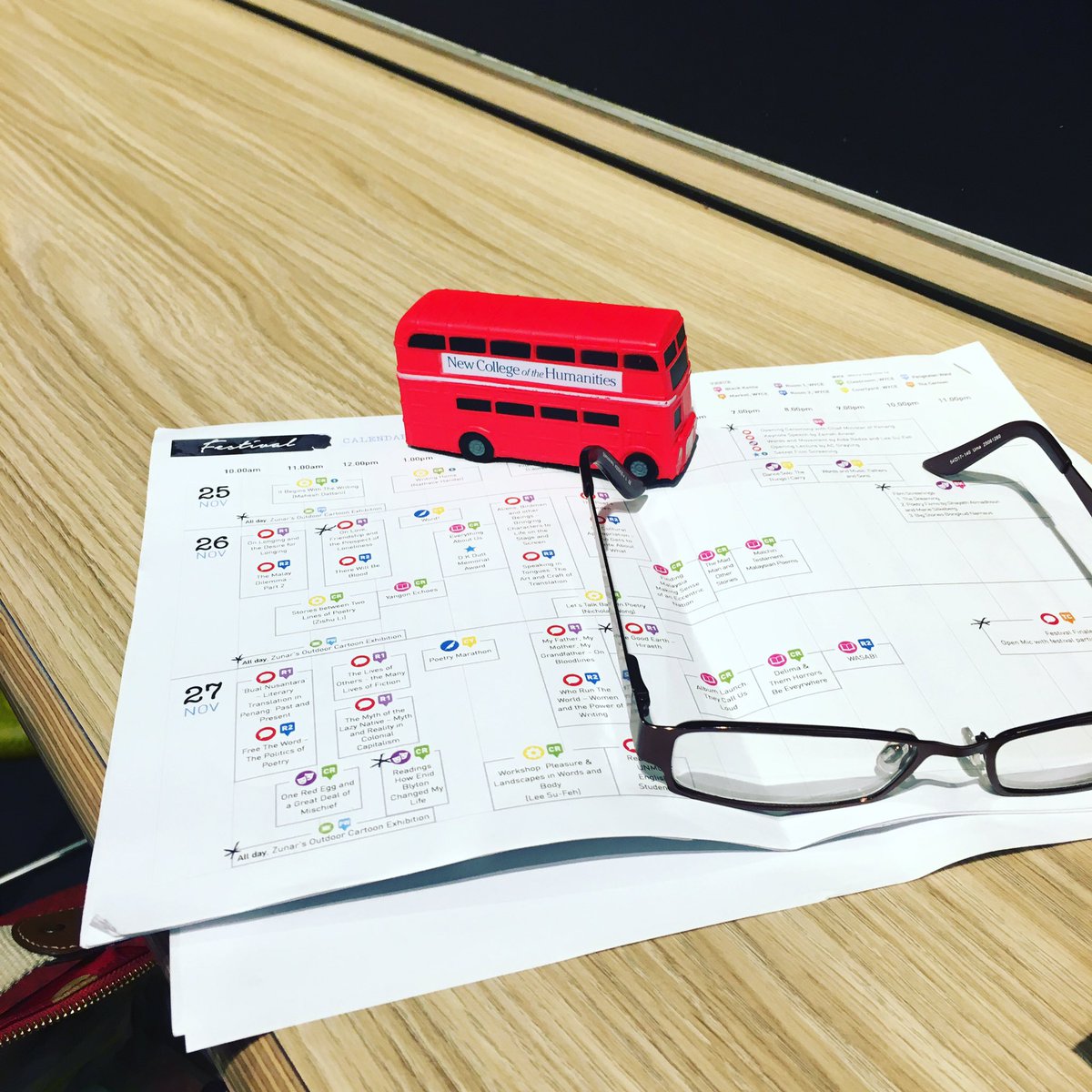 dearECiM's tweet photo. Reading the departure board @EpsomCollegeMY #GTLF2016 #wearereaders #redbustour #ecimlittrip https://t.co/BocCHQ0fOx