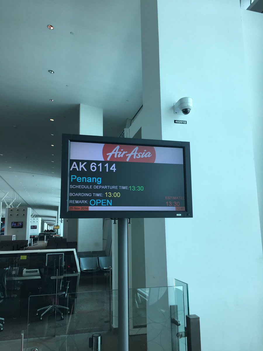 dearECiM's tweet photo. Reading the departure board @EpsomCollegeMY #GTLF2016 #wearereaders #redbustour #ecimlittrip https://t.co/BocCHQ0fOx