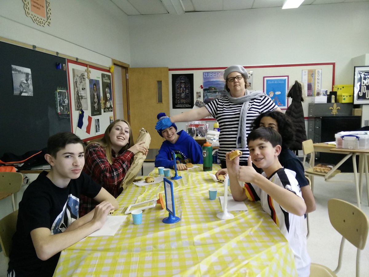 mdh_CCSD's tweet image. Bistro français! On mange, on joue, on dessine. #ctfchallenge #vivelafrance @CCSD_edu