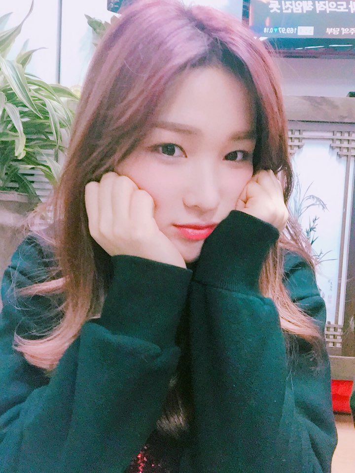 KPOPGirllGroups's tweet photo. يولهي - لابوم 🌺 https://t.co/lKV58HEfdE