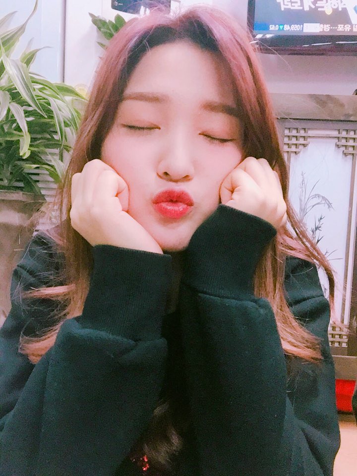 KPOPGirllGroups's tweet photo. يولهي - لابوم 🌺 https://t.co/lKV58HEfdE