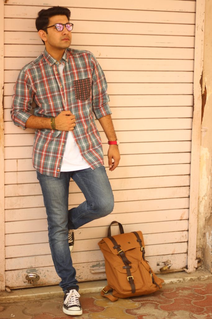 Strawlous's tweet photo. Ace #geekchic in a #checked #shirt. Layer it over a t-shirt, pair with hipster glasses, sneakers &amp; a backpack. https://t.co/2hQaLoDdsh