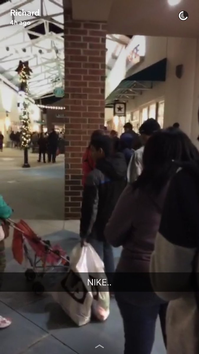 rich95ry's tweet photo. While waiting for Nike to open it's doors, everyone is using their phones, going on social media to kill time. #DCIM353a https://t.co/eflFMdFsf9