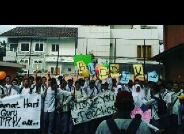 bhatrix49dm's tweet photo. Sederhana si tp bikin guru ga nyangka,kita yg suka tawuran ngasih surprise @BHATRIX837 @Bhatrix492 @STMBhatrix1910 https://t.co/c1liCLuuik