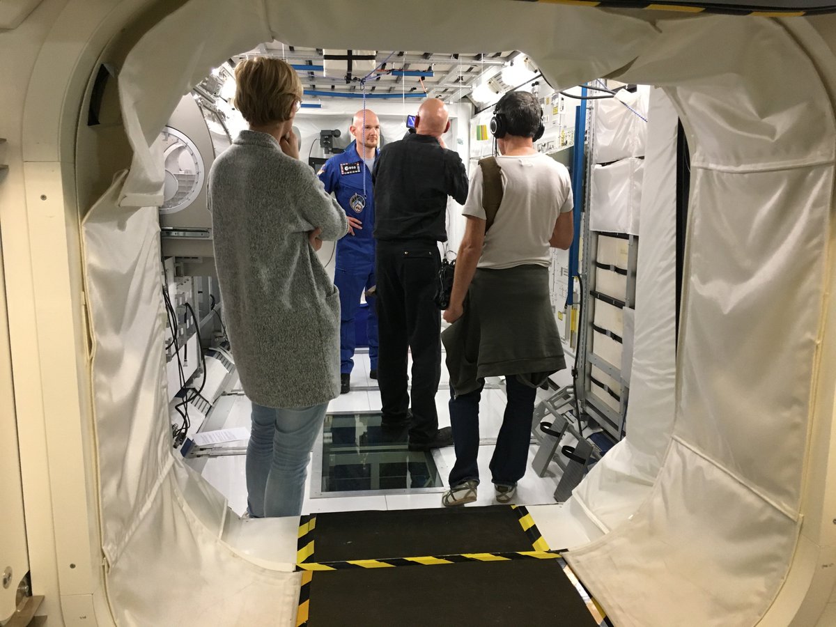 HerrFunk's tweet photo. Was macht der @Astro_Alex da? Und was hat das alles mit @DLR_next und @DieMaus zu tun? Die Auflösung gibt es bald :-) https://t.co/77ibsxg2Y8