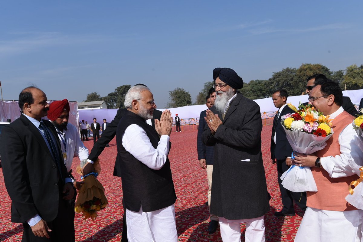 PMOIndia's tweet photo. Punjab CM Shri Parkash Singh Badal welcomed the Prime Minister at Bathinda. https://t.co/ELWhzezkq1
