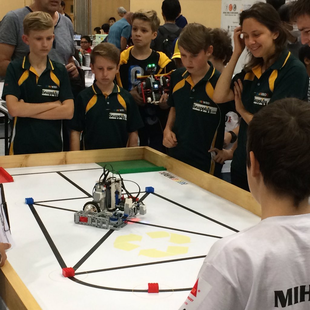 MalaNaidoo_PC's tweet photo. @ParklandsTweet. @Snapplify. #TeamRobodogs busy with testing their #Robot. Good luck! https://t.co/OvLbPAn5nP