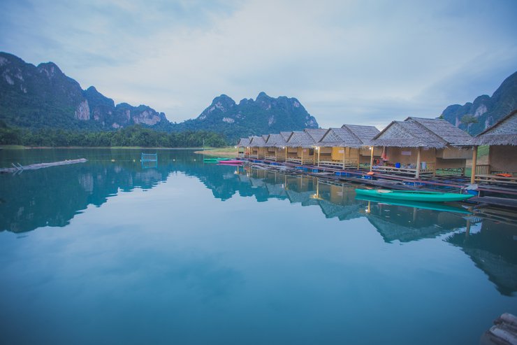 ReadmeSocial's tweet photo. Stand out from the crowd in #Thailand and finding the perfect stay on the incredible floating house #Ratchaprapa Dam
https://t.co/Qu7ZVR4lZm https://t.co/Y0JoS7jShL