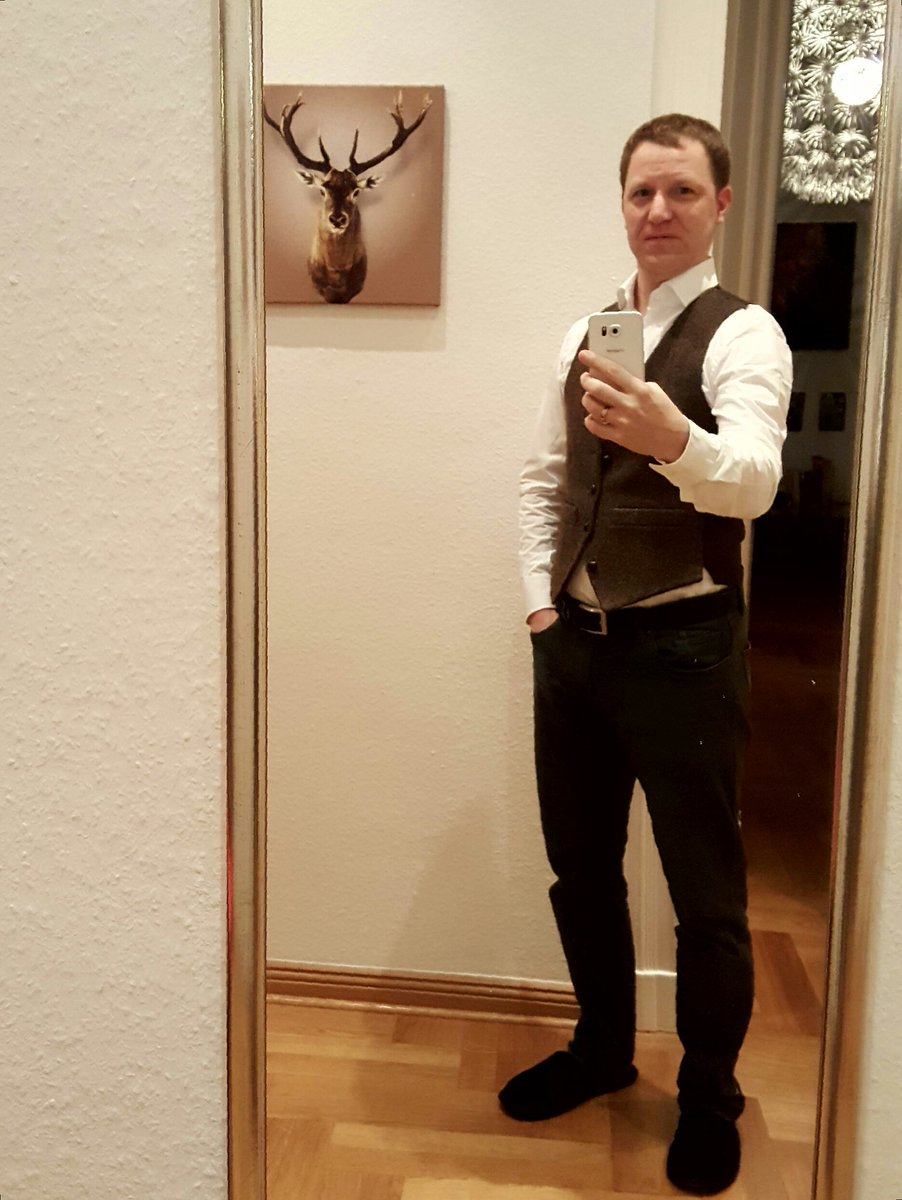 stgoldmann's tweet photo. Dozentenweste sitzt, es kann losgehen. #lpsem #bsjk #berlin mit @LousyPennies https://t.co/zDwOrRyreF