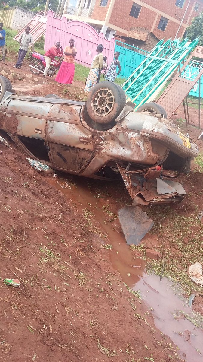 NgandaSteven's tweet photo. Fellow Ugandans UNRA pledges a memorable road experience but lets ensure our vehicles are mechanically sound to avoid such misfortunes. https://t.co/vQZeIbuH1W