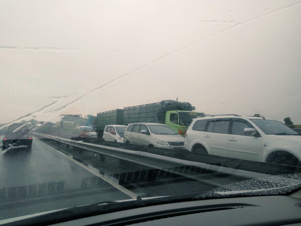 sobatony's tweet photo. @e100ss Macet di sepanjang Tol Sidoarjo arah Surabaya mulai KM25 - KM19 https://t.co/oiFp2ESdr8