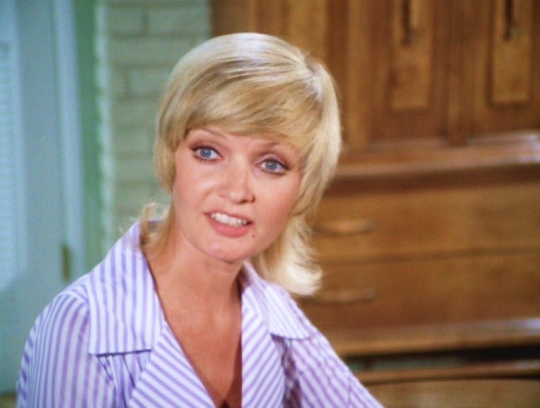TopViralStuff's tweet photo. Brady Bunch mom Florence Henderson passes away https://t.co/dr5lF4cPMQ #Celebrities #featured https://t.co/Lrc53tRANj