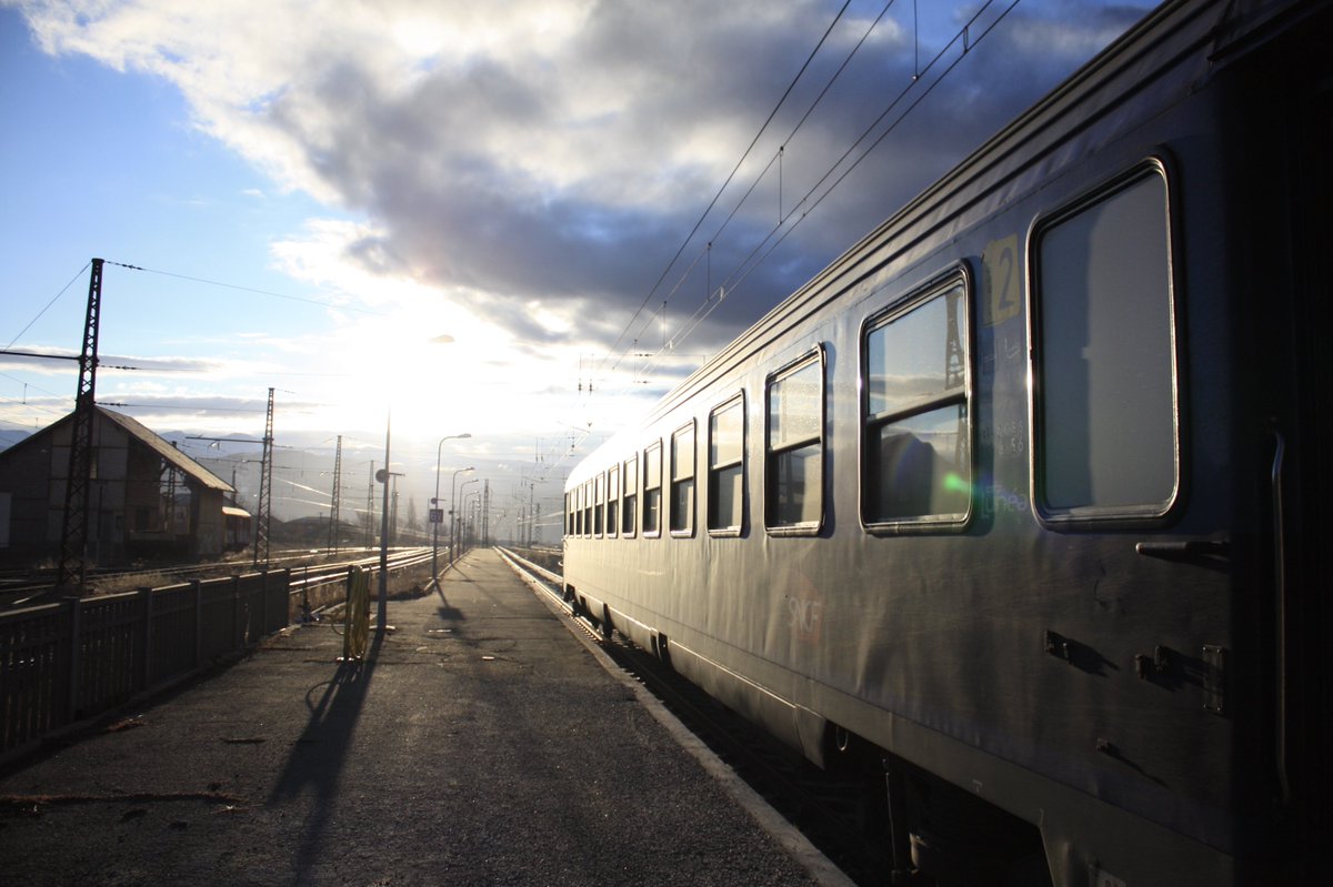 snowcarbon's tweet image. Just 80 signatures on this French save-the-sleeper trains petition needed to reach 10,000: bit.ly/2g6Nmwj