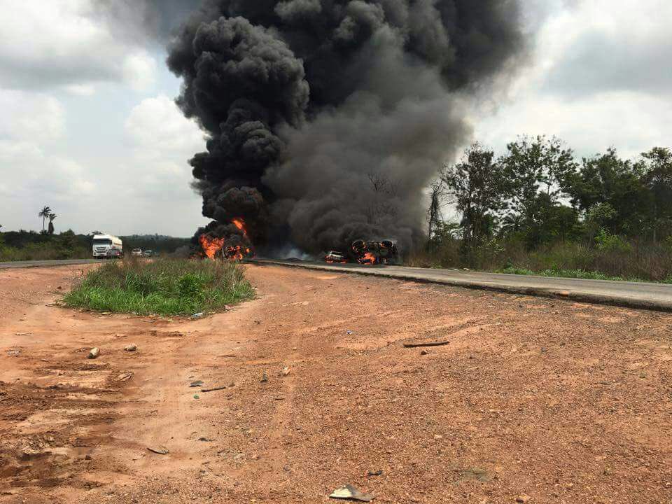 Ninodr_'s tweet image. Rebel attacks in the northern parts of Mozambique. Cars bombed along main routes