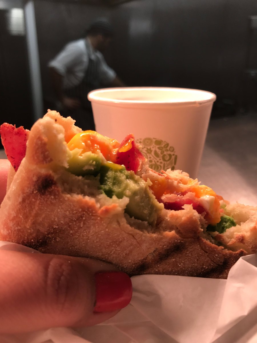 dindin_kitchen's tweet photo. dindin breakfast muffins at your doorstep #FuelYourDay #HotBreakfasts https://t.co/EcNi9rvk7l