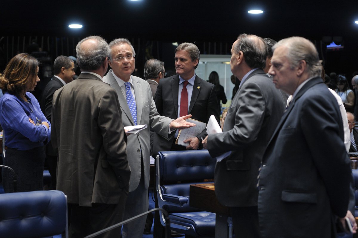 Poder360's tweet photo. Oposição questiona Renan sobre parentes de políticos em projeto de repatriação. #Senado #repatriacao https://t.co/Ep1xDZY4Q9 https://t.co/rdvi41qBcO