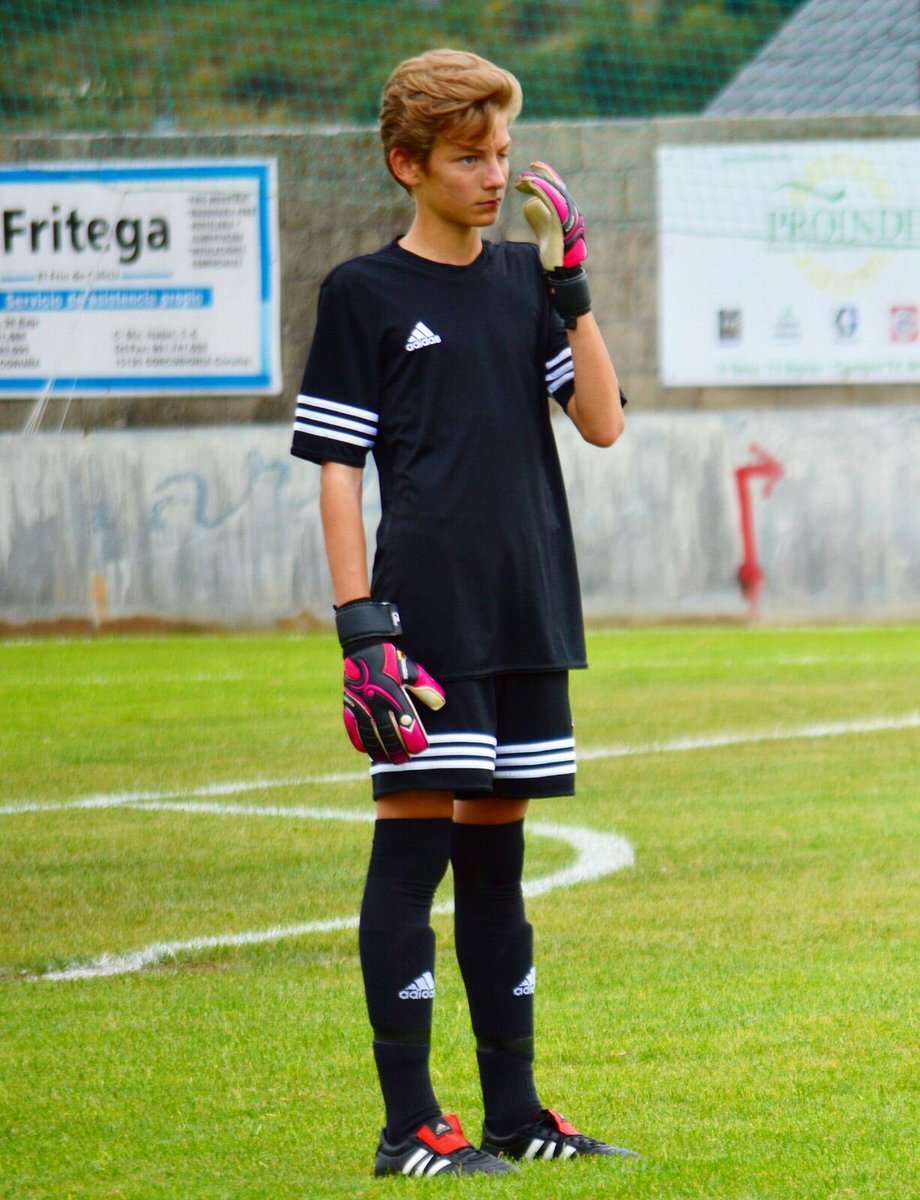 CPglovesES's tweet photo. ✋🏻 El portero #Gallego del @PortazgoSD_Club @NaimJG13 con su modelo #Karma #Rollfinger de #CPgloves, #SeguimosCreciendo ⚽️🔝✋🏻 https://t.co/eSPBG0cl5g