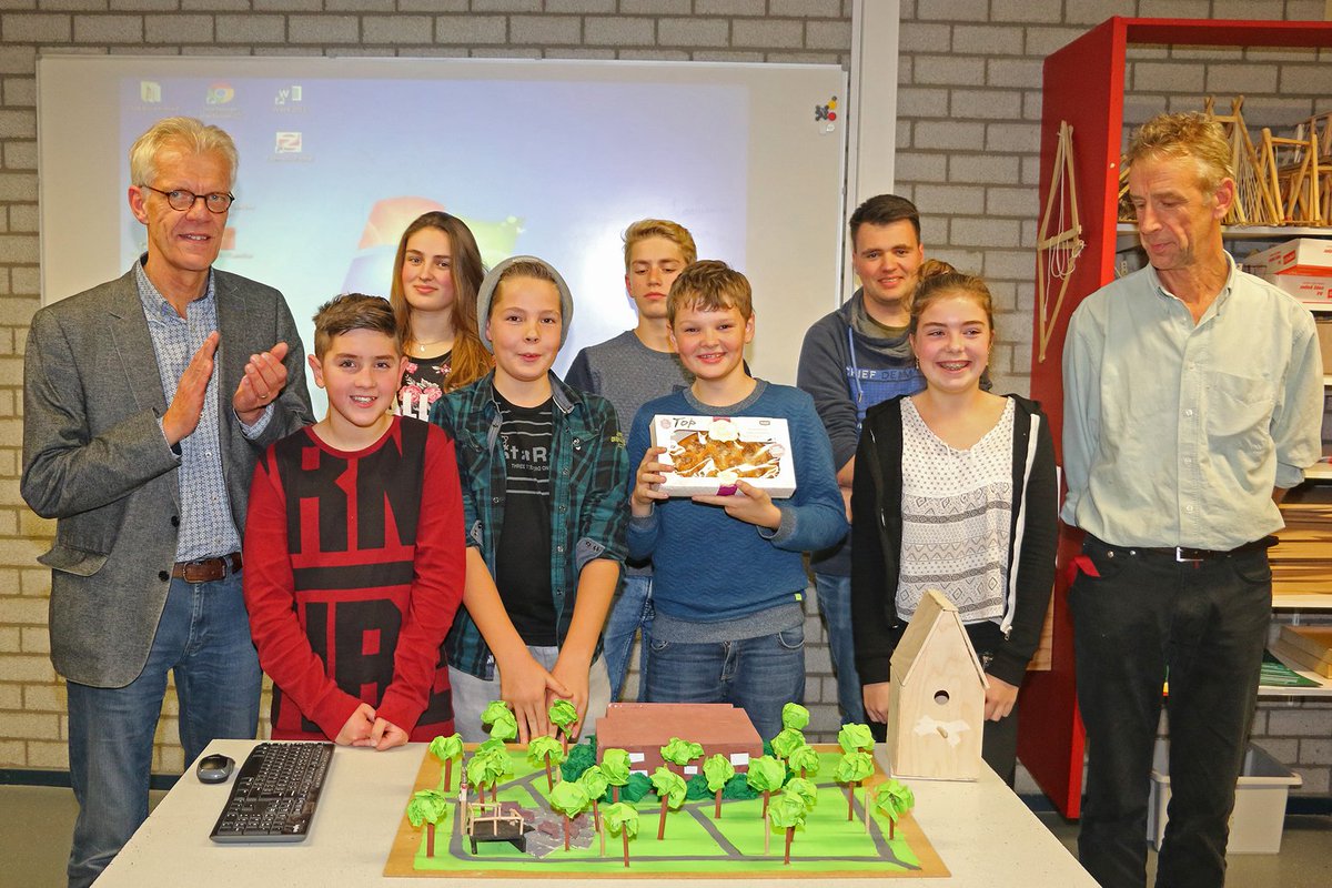 Candea_College's tweet photo. Bij de technasium-presentaties over het Freulebos en het oude Zevenaarse raadhuis won de groep van Martijn, Brent, Michelle en Fiin in VH1B! https://t.co/Y9HohRR1Qg