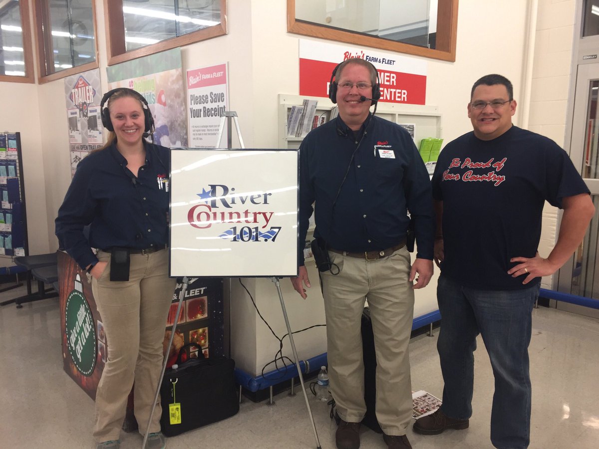 rivercountrysam's tweet photo. #BlackFriday #FarmAndFleet Live on River Country 101.7 till 8am. With Alison and Dan. https://t.co/ywoRqVXBNn
