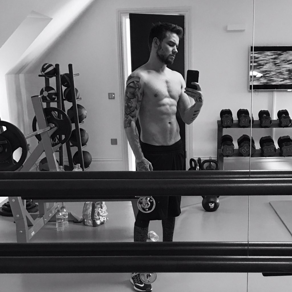 zaynftbae's tweet photo. imagine zayn blessing us with a selfie like this omg https://t.co/qtQLhNgngE