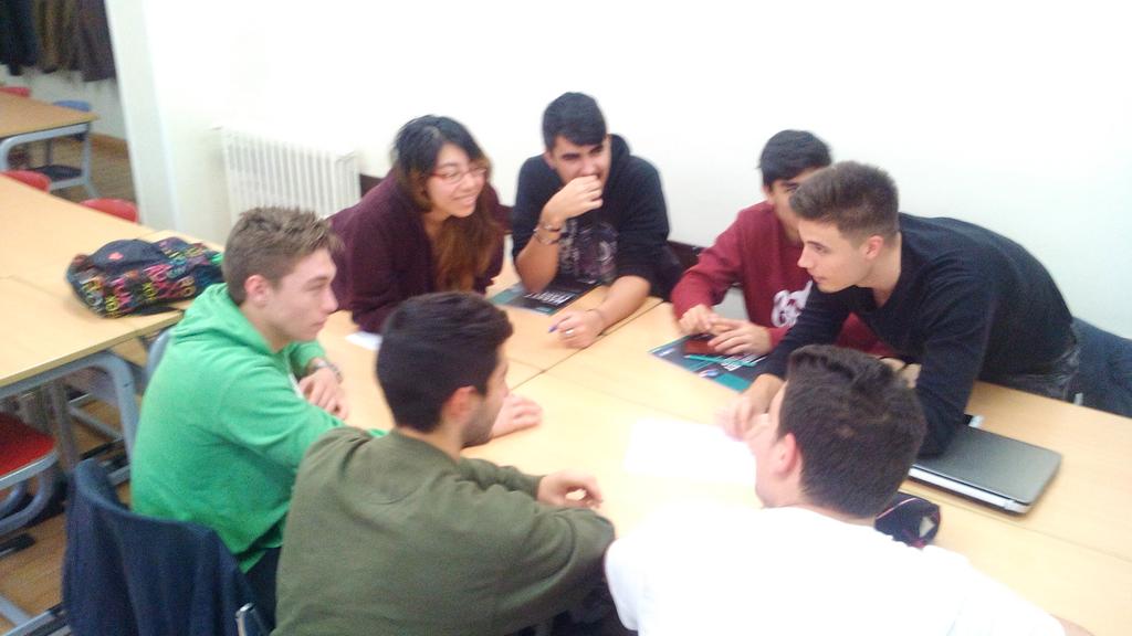 SaraSacristan's tweet image. Woeking on the #towerchallenge in #internationaltrade . #businessisfun at the @EPJaveriana @EPJaveriana