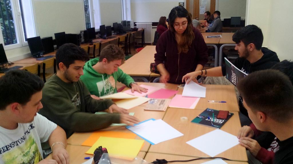 SaraSacristan's tweet image. Woeking on the #towerchallenge in #internationaltrade . #businessisfun at the @EPJaveriana @EPJaveriana