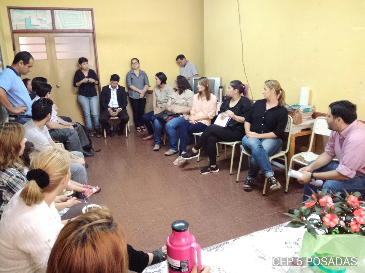 CGEMisiones's tweet photo. #CEP5 el equipo docente propone más acciones sobre el problema de las adicciones en el barrio #LaEscuelaContiene y recibe a jóvenes adictos https://t.co/3WhfSaEqoP