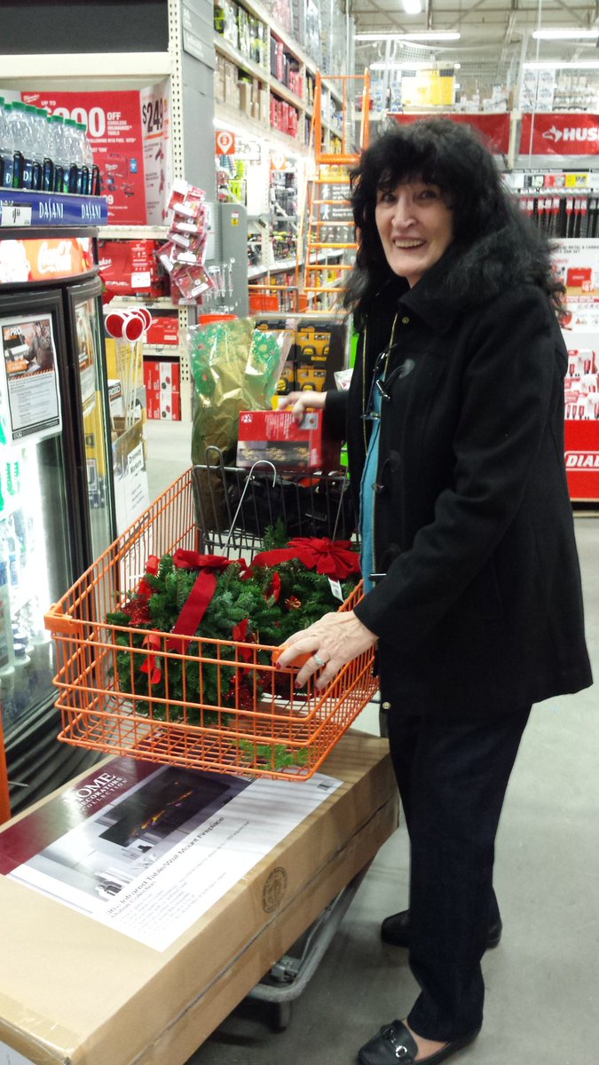 susan_plog's tweet photo. A #BlackFriday #HolidayDecorating deal in every #Orangecart @HomeDepot @KWGHI  @dangracehd #6178Fishkill https://t.co/pJMtjj9Skf