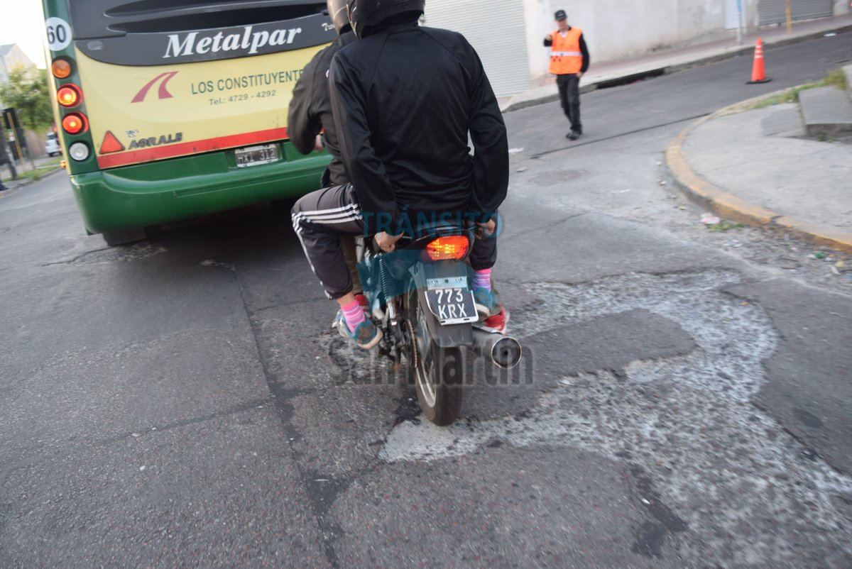 TransitoSMartin's tweet photo. Operativo de control vehicular, 9 de julio y Cuba. 21/11/2016 https://t.co/eDsQQsjQLl