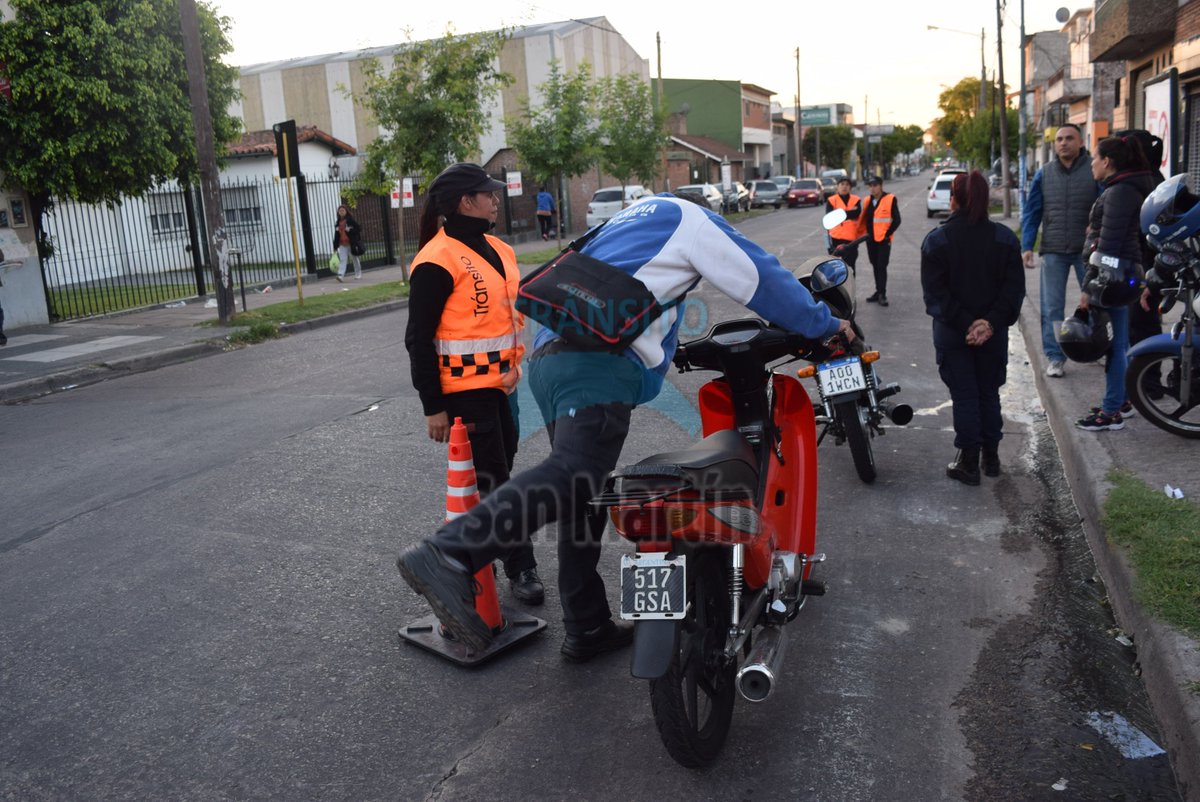 TransitoSMartin's tweet photo. Operativo de control vehicular, 9 de julio y Cuba. 21/11/2016 https://t.co/eDsQQsjQLl