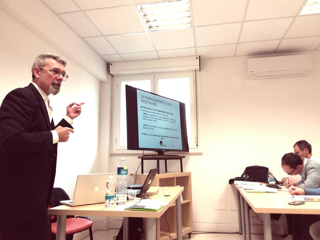 bioqualita_'s tweet image. Corso #AccademiaBio #Govoni spiega la #formulazione di una #ricetta #biologica #federbio #bioqualità #bio#normativa