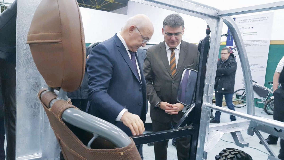 chsirugue's tweet photo. Avec @MichelSapin sur le site @xytlive #startup labellisée vitrine de l'industrie du futur https://t.co/gGQPUX4LYy