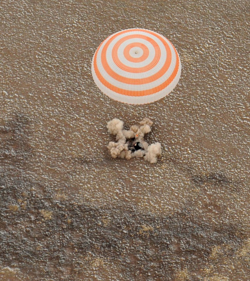 ShuttleAlmanac's tweet photo. Nov. 25, 2010 - Landing of Soyuz-TMA19 carrying the #Exp25 crew @Astro_Wheels Shannon Walker &amp; Fyodor Yurchikhin after 164 days in Space https://t.co/Z0cWQVgix9