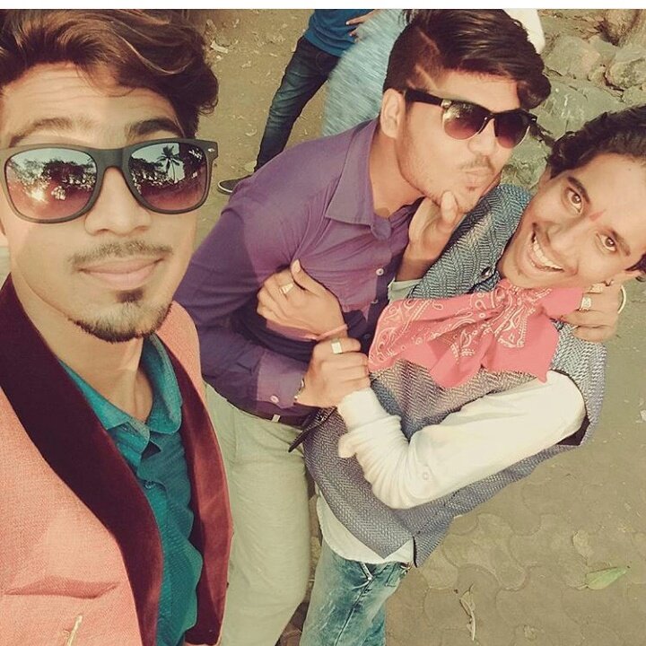 arun_oganiya's tweet photo. #maninorange 😎 #brotherforlife 🍁 🚬 #funnymemories 😁 #weddingscene https://t.co/ckGLmrSTyO